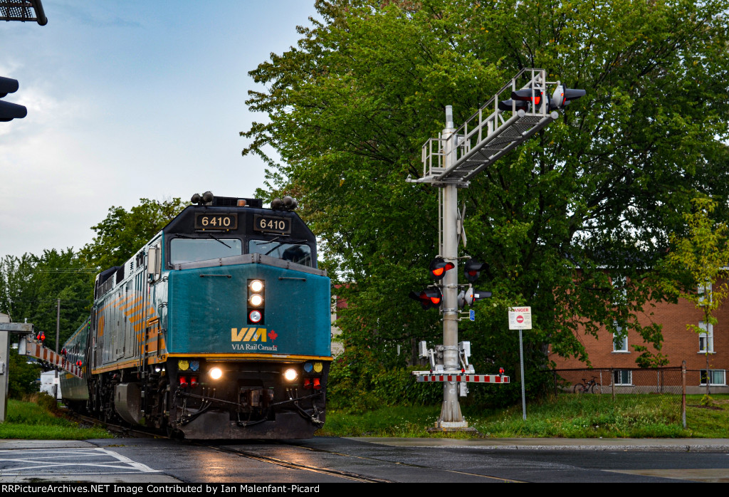 VIA 6410 leads a westbound LRC train